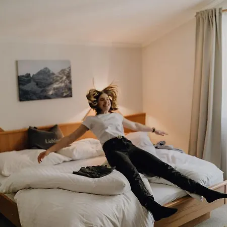 אורחן Dorfcafe Hotelpension Swirtshaus Im Dorf אונקן