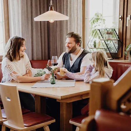 Han/Misafirhane Dorfcafe Hotelpension Swirtshaus Im Dorf Unken